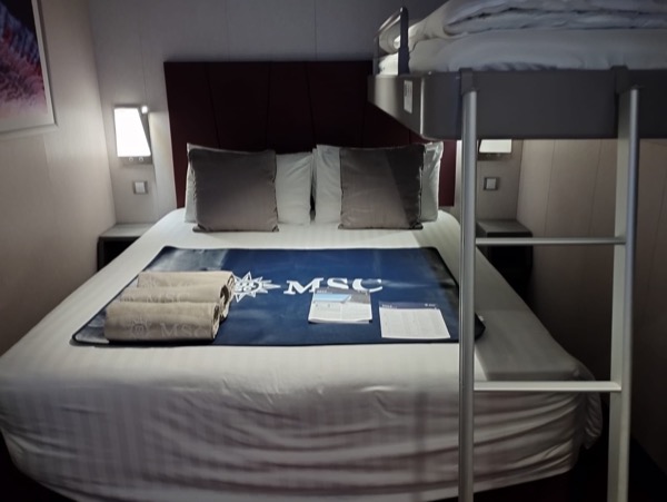Cabine de navio da MSC com cama de casal e beliche
