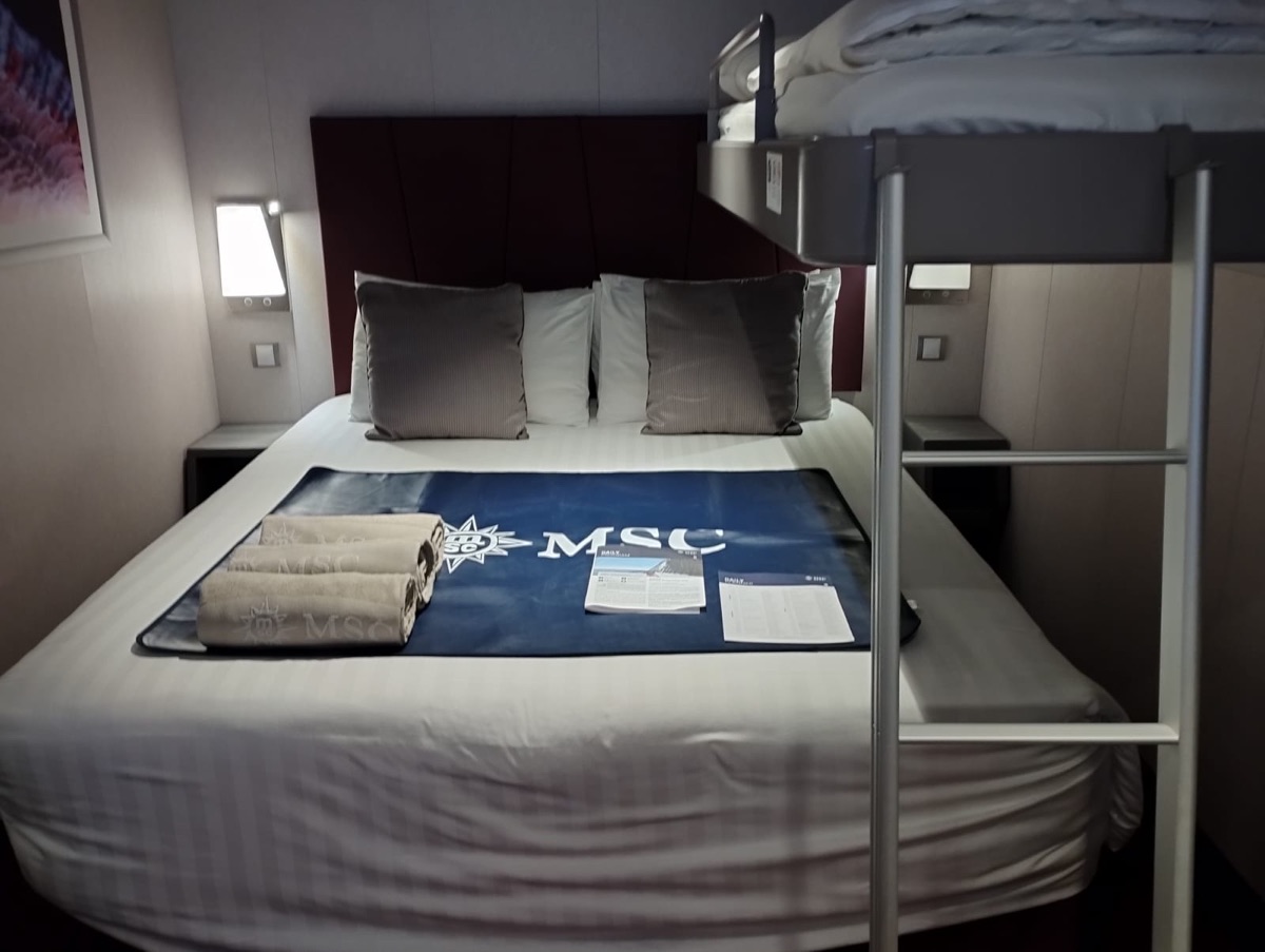 Cabine de navio da MSC com cama de casal e beliche