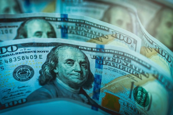 Notas de 100 dólares empilhadas