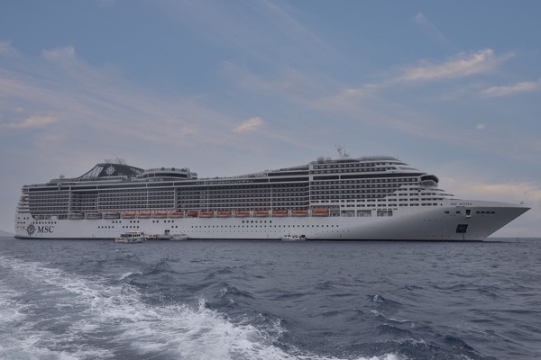 Navio MSC Divina em alto-mar