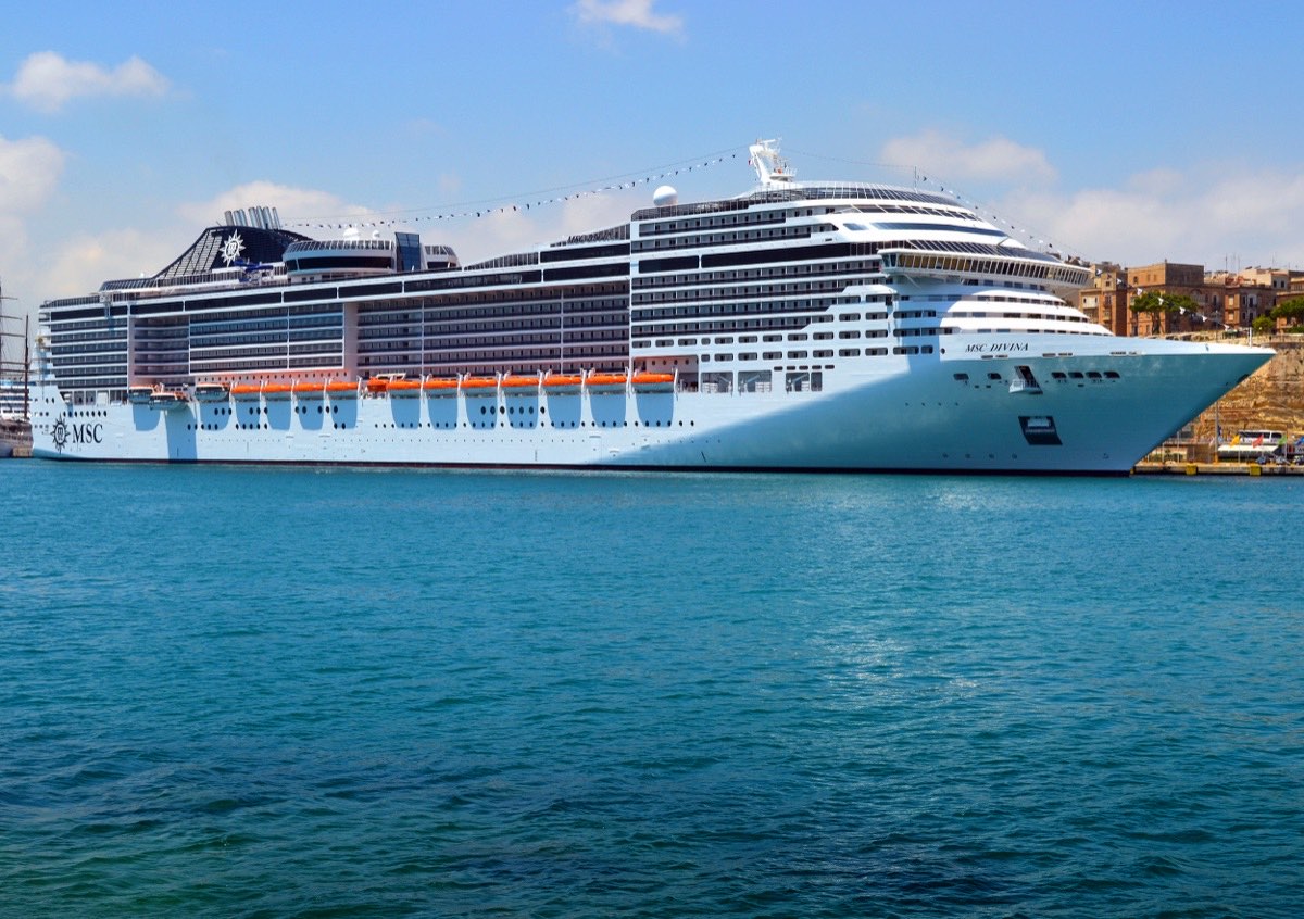 Navio MSC Divina atracado no porto