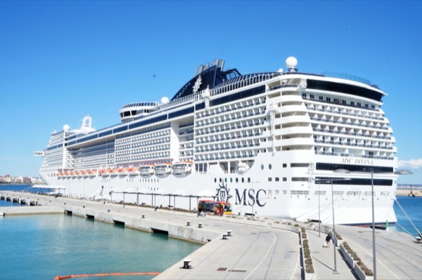 Navio MSC Divina atracado no cais, visto de frente