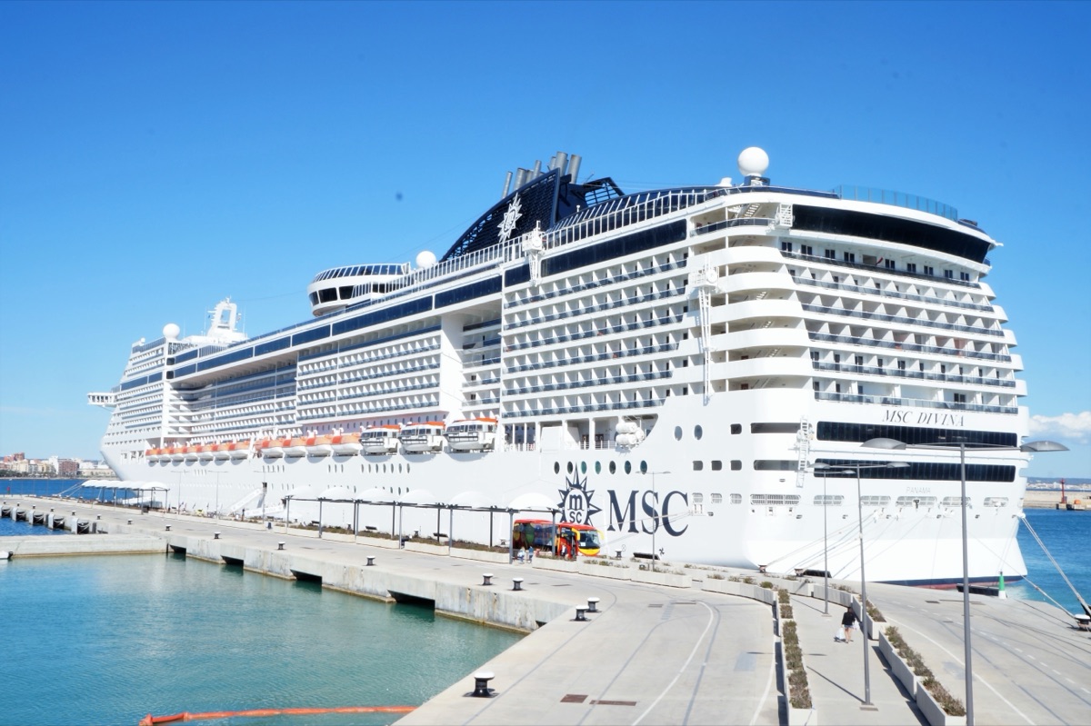 Navio MSC Divina atracado no cais, visto de frente