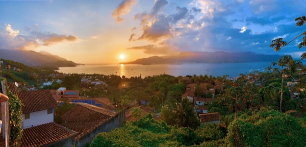 Pôr do sol sobre o mar visto de Ilhabela