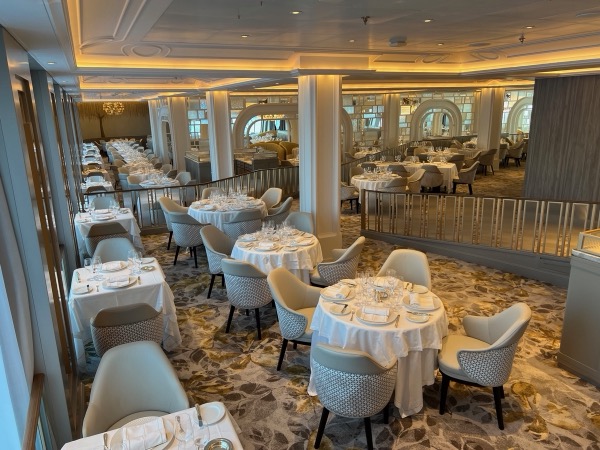 Salão do restaurante principal de um navio de cruzeiro com mesas postas