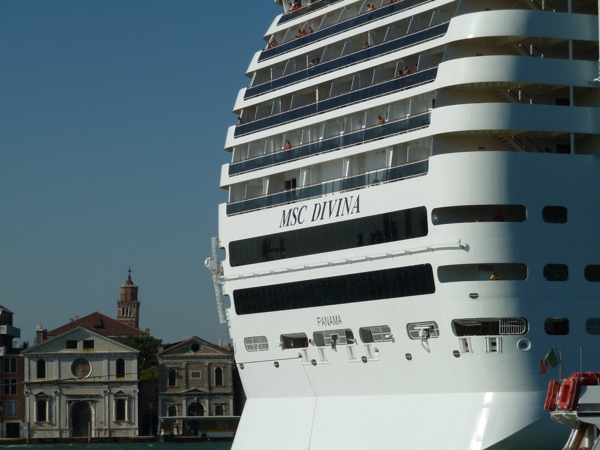 Popa do MSC Divina com fileiras de cabines com varanda