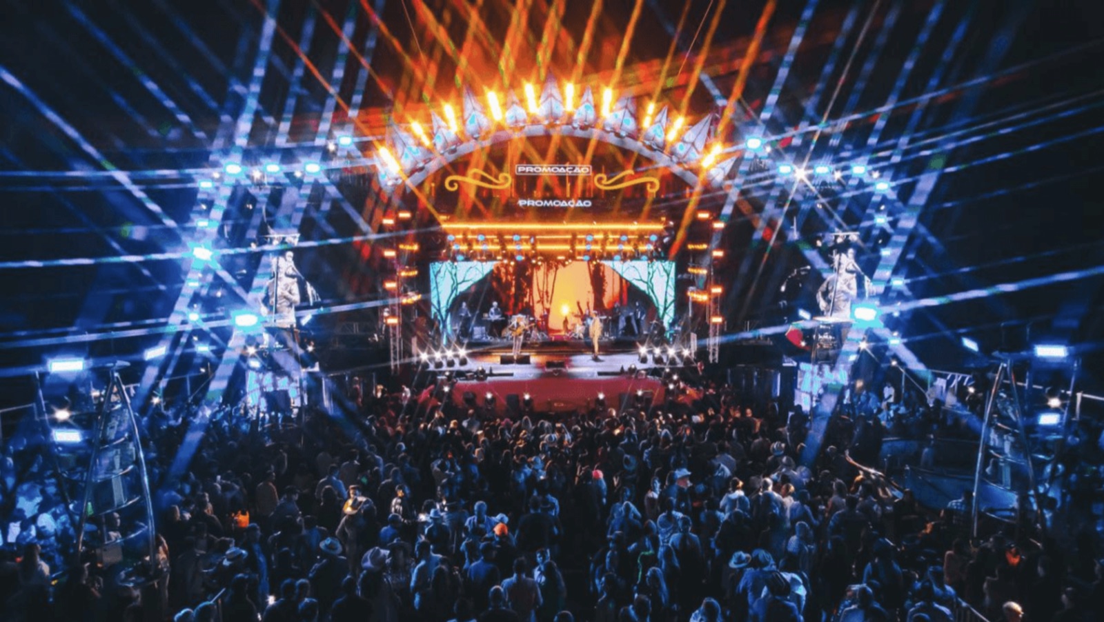 Show no palco da PromoAção no deck de um navio, com plateia e luzes
